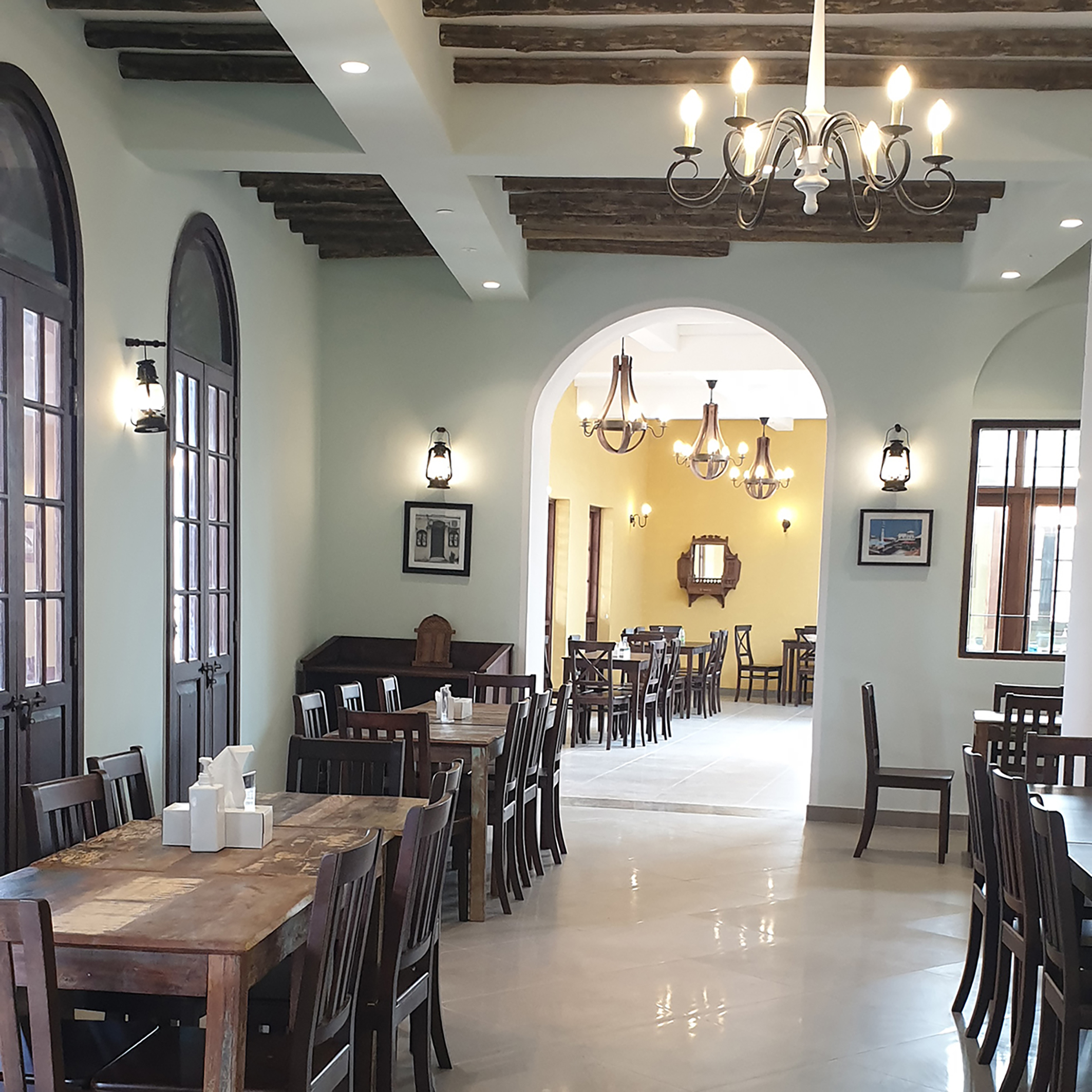 The F&B outlets in ‘Zanzibar’ Village were design to look like small buildings that have been joined together, with each area having its own character.  This was achieved with architectural elements such as ceiling finish, window type, and paint colours and FF&E elements such as light fittings, furniture and artwork.