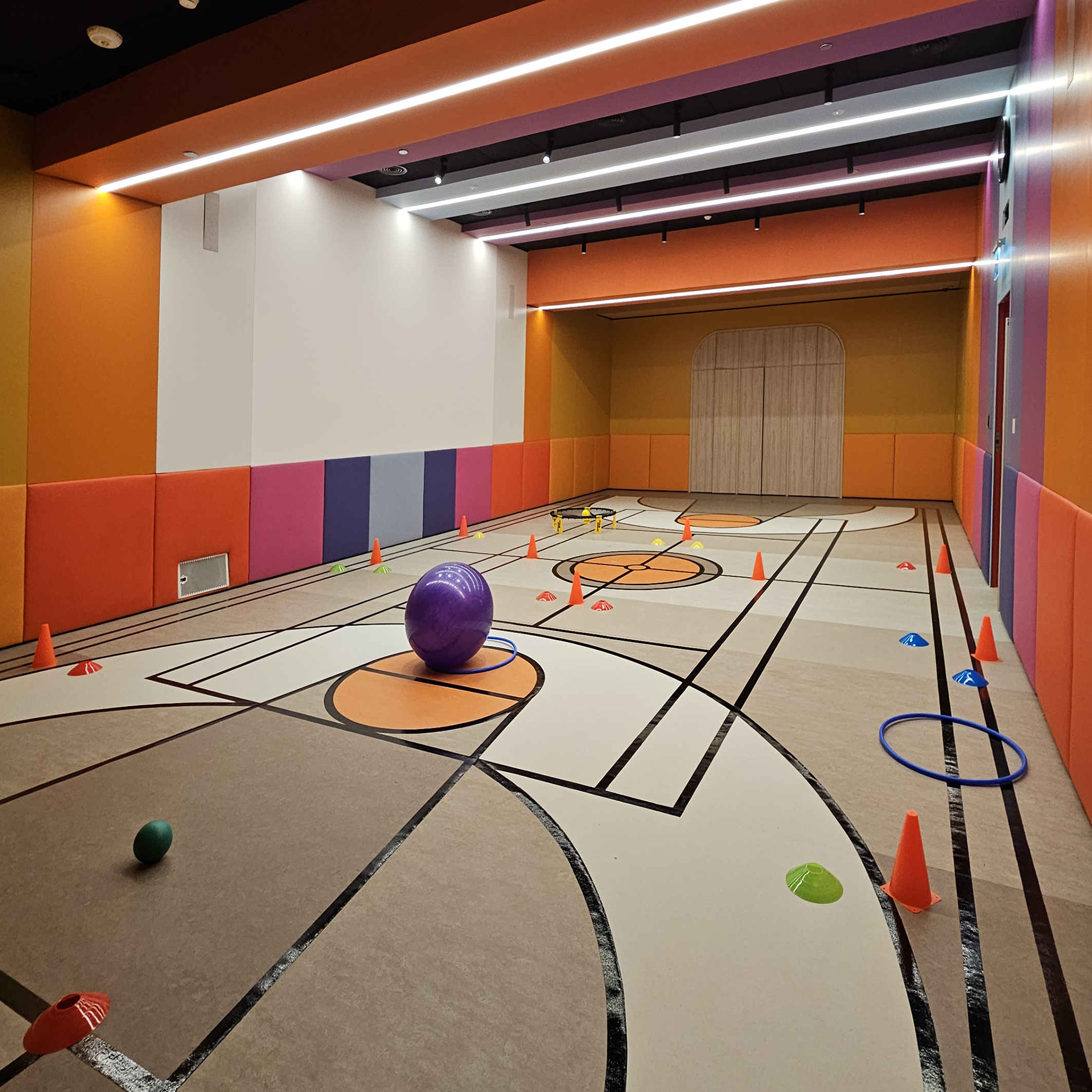 The Active Station is a large multi-purpose play area, which links the Explorer and Little Explorer areas.  A large screen wall allows for movies to be shown.  Dawsons were responsible for all ID and FF&E elements