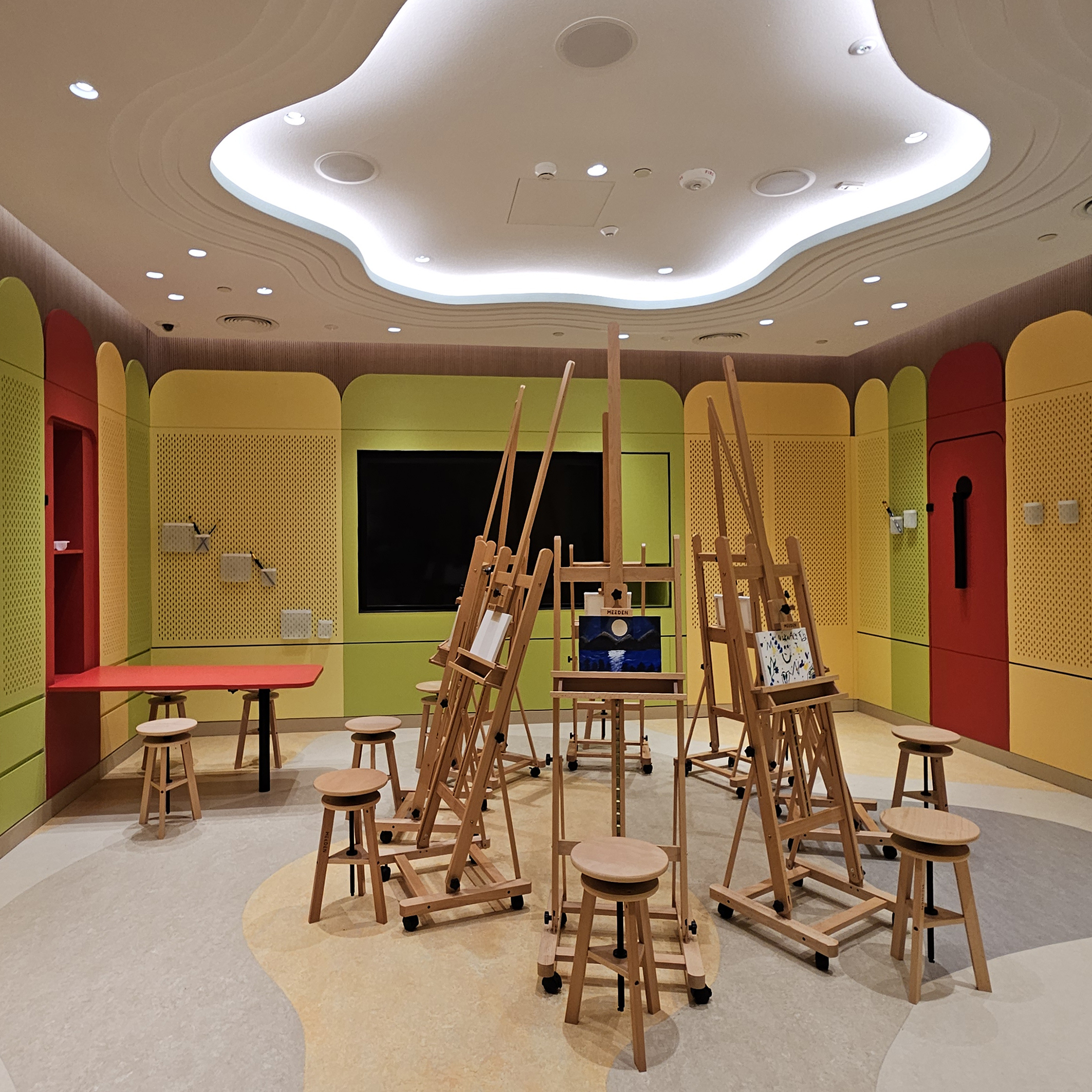 The Art Room has custom hinged tables to provide flexible configurations.  Dawsons were responsible for all ID and FF&E elements.