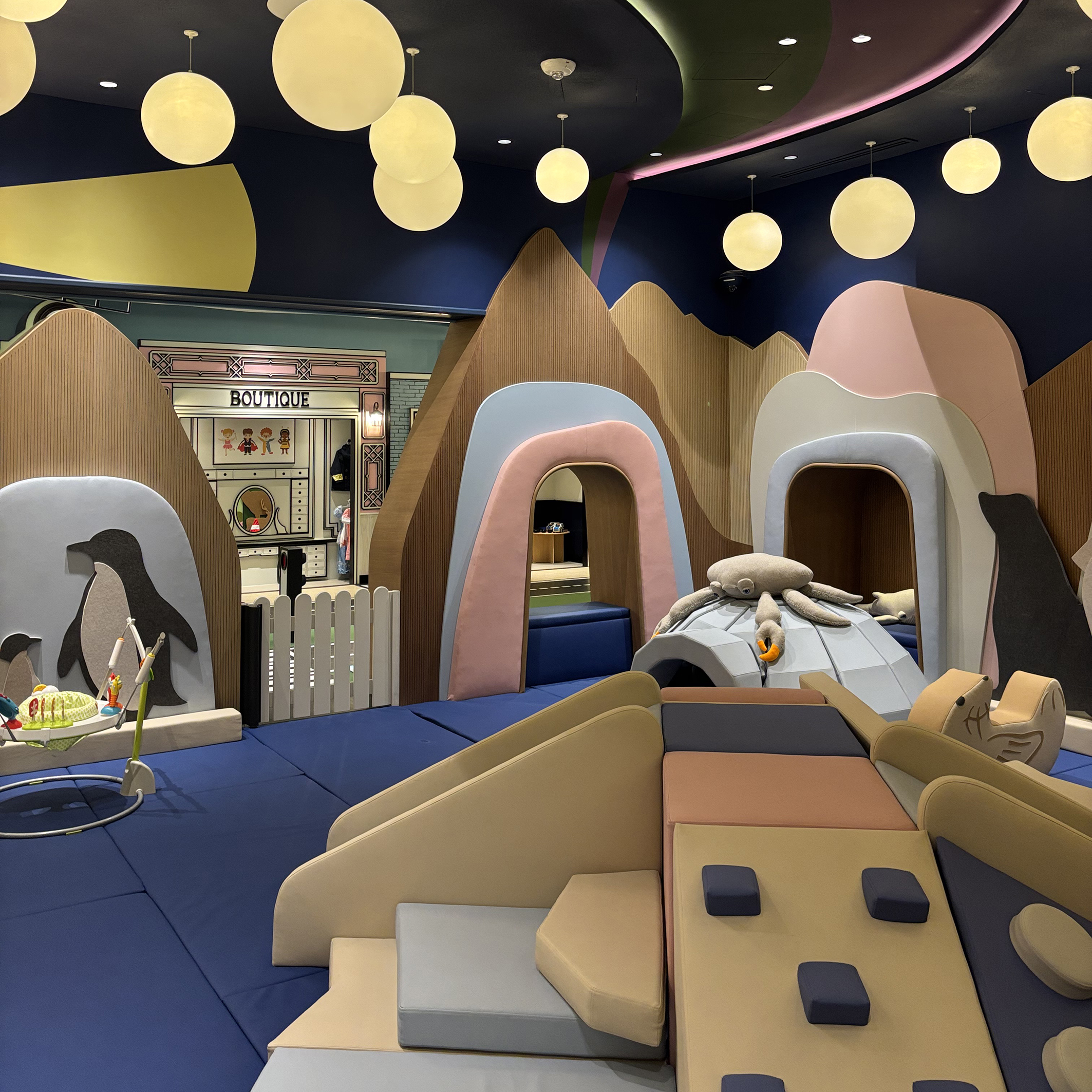 The Toddler Soft Play has a polar theme.  Dawsons worked closely with the specialist play equipment supplier to ensure that the end result tied in with the initial concepts. Dawsons were responsible for all ID and FF&E elements.