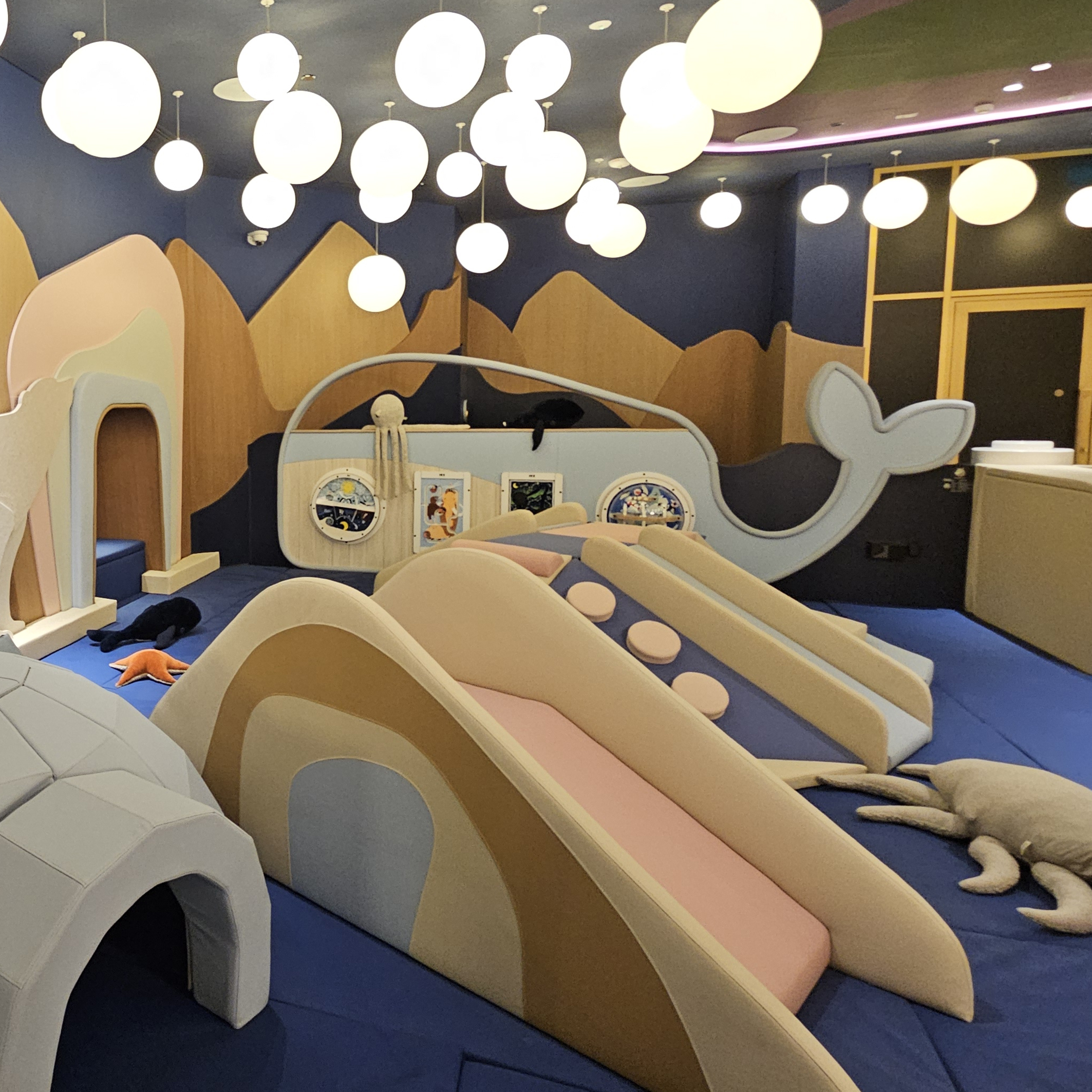 The Toddler Soft Play has a polar theme.  Dawsons worked closely with the specialist play equipment supplier to ensure that the end result tied in with the initial concepts. Dawsons were responsible for all ID and FF&E elements.